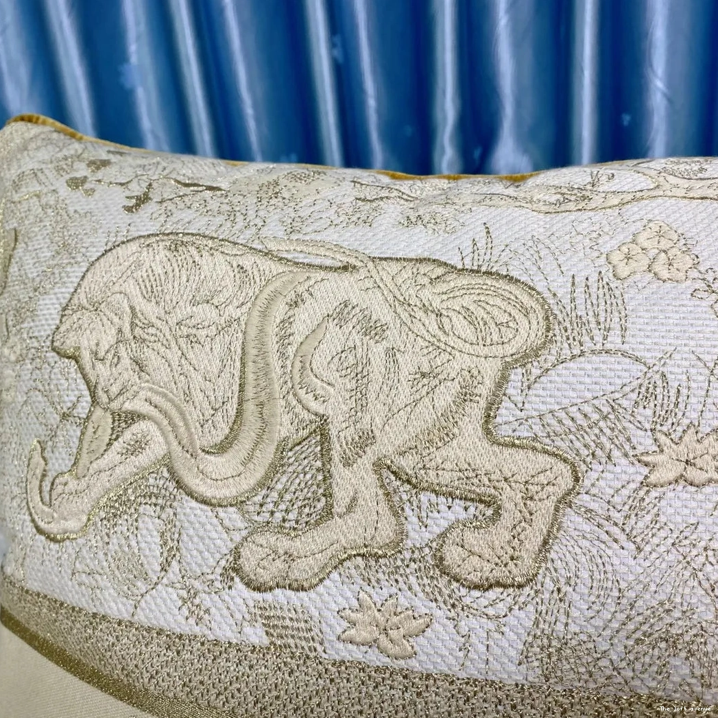 CHRISTIAN PILLOW 3.0 THROW 0816